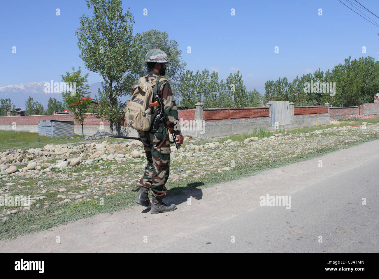 Esercito indiano soldato di pattuglia in Kashmir Foto Stock