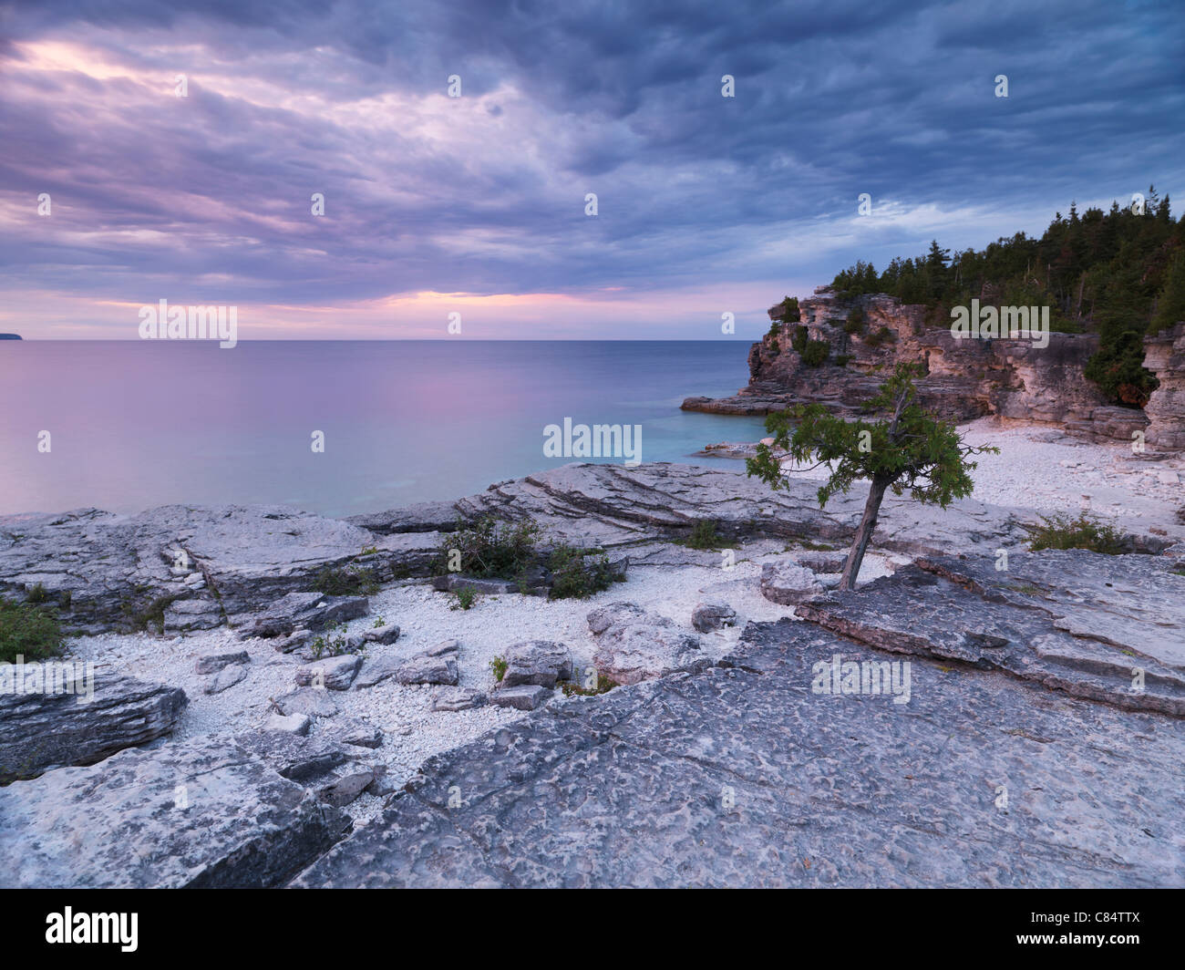 Tramonto stupendo scenario del Georgian Bay Spiaggia rocciosa. Bruce Peninsula National Park, Ontario, Canada. Foto Stock