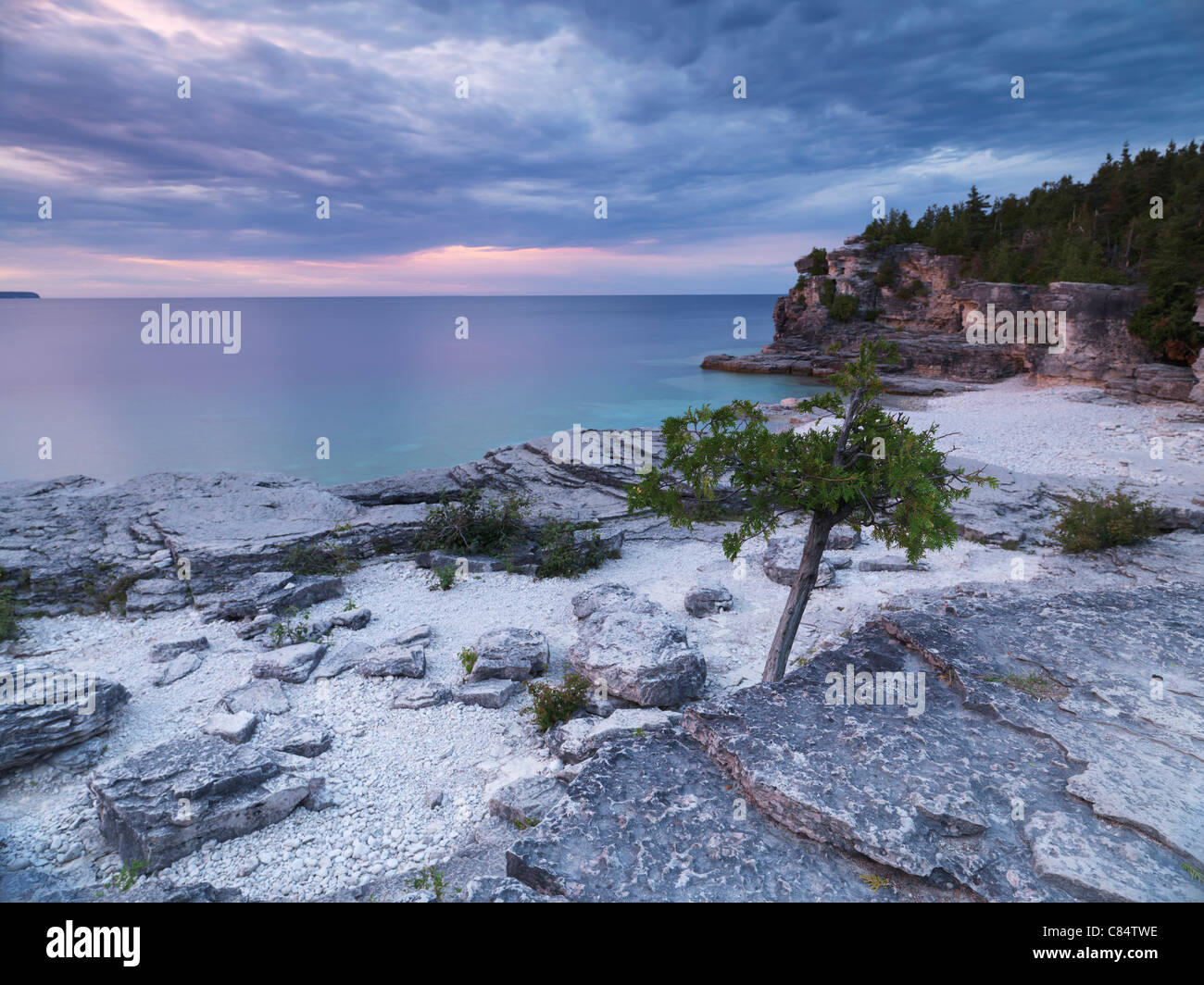 Tramonto stupendo scenario del Georgian Bay Spiaggia rocciosa. Bruce Peninsula National Park, Ontario, Canada. Foto Stock