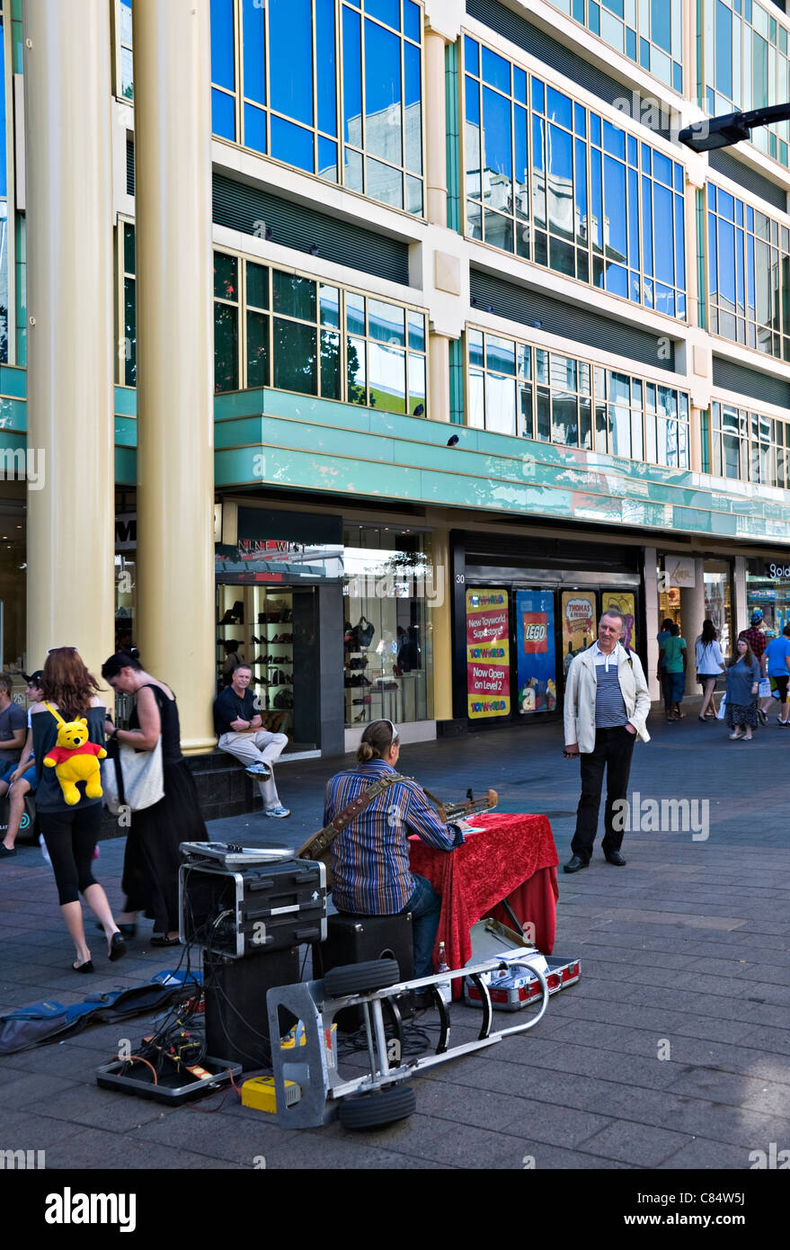 La zona pedonale di Rundle Street Mall Area dello Shopping di Adelaide con negozi affollati e memorizza il Sud Australia Foto Stock