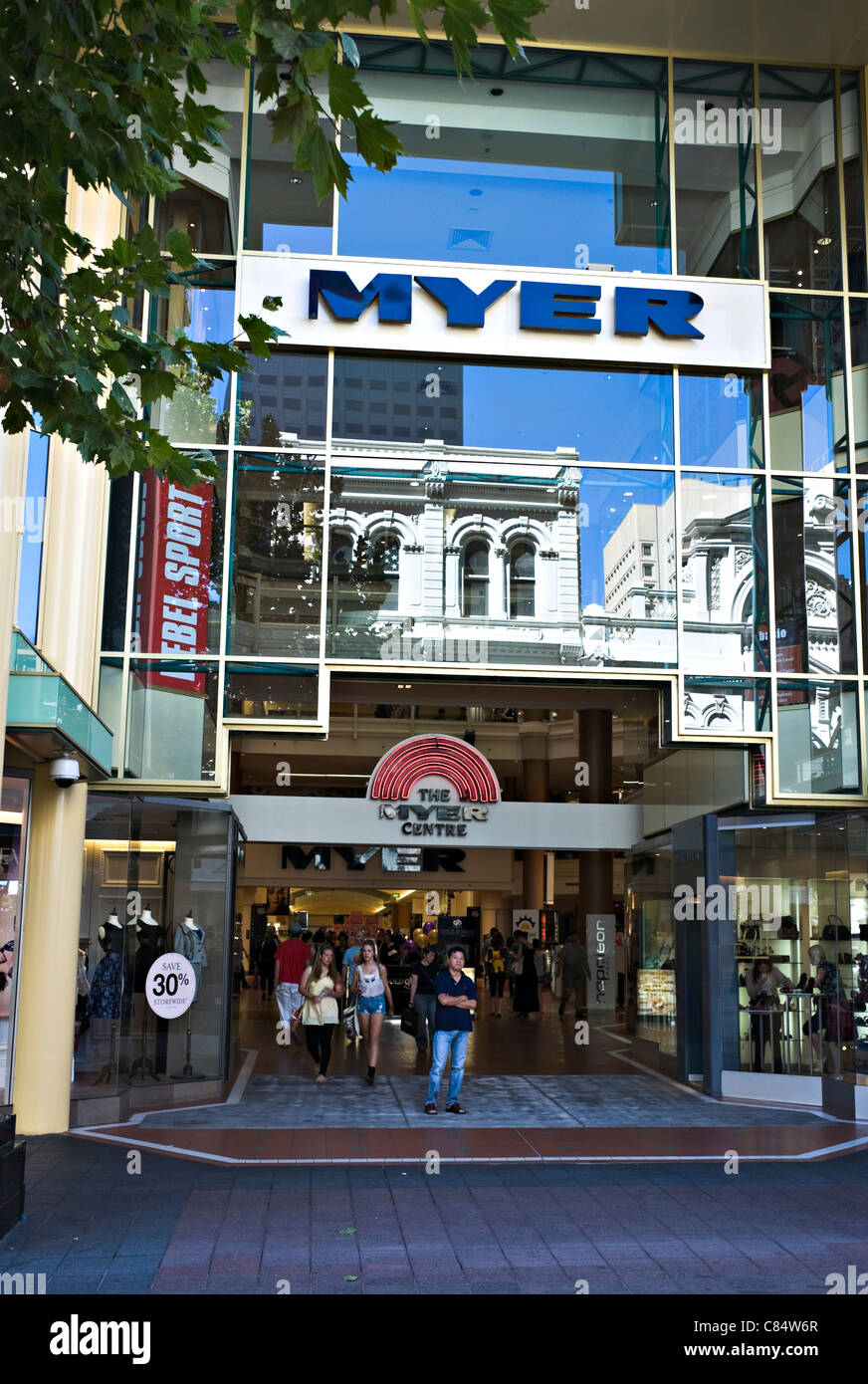 La zona pedonale di Rundle Street Mall Area dello Shopping di Adelaide con negozi affollati e memorizza il Sud Australia Foto Stock