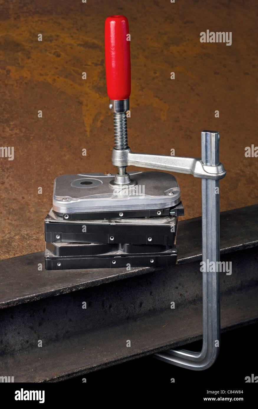 Alcuni dischi rigidi compressi con una vite clampin rusty indietro Foto Stock