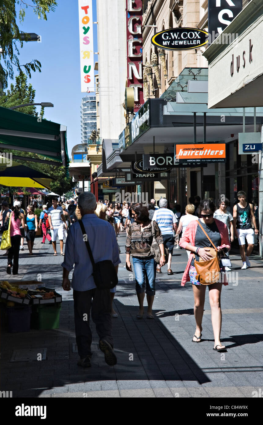 La zona pedonale di Rundle Street Mall Area dello Shopping di Adelaide con negozi affollati e memorizza il Sud Australia Foto Stock