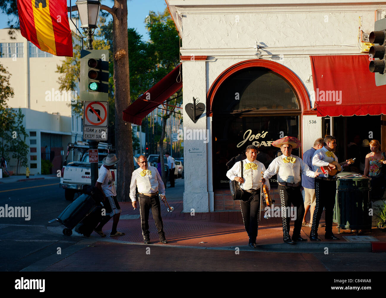 Cantante Mariachi in corrispondenza di un angolo street, Santa Barbara, California Foto Stock