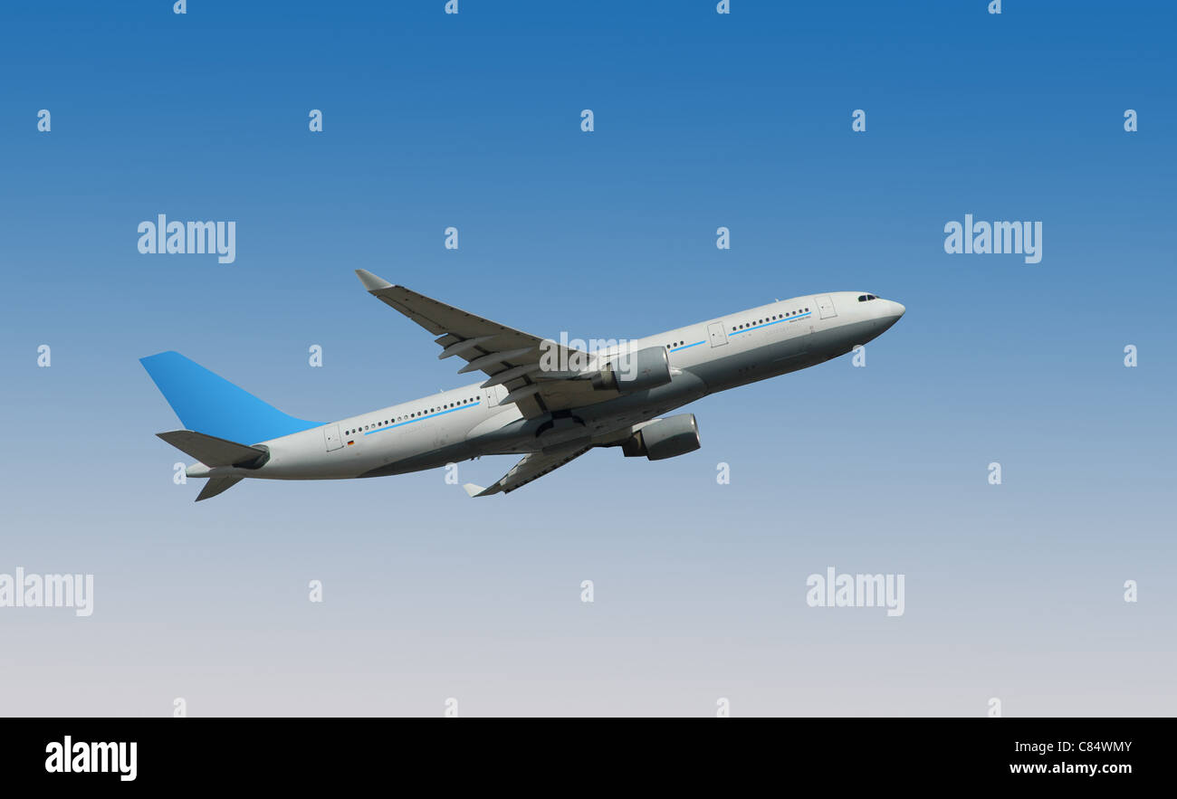 Aereo passeggeri dopo l'avvio. Di fronte a un cielo blu. Foto Stock