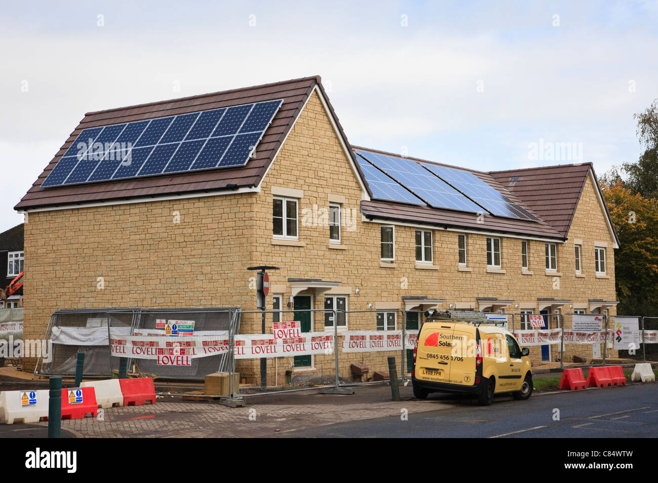 Southern Solar Energy Company installazione di pannelli solari sui tetti di Lovell e Consiglio nuovo costruire abitazioni accessibili proprietà residenziali. Inghilterra Regno Unito. Foto Stock