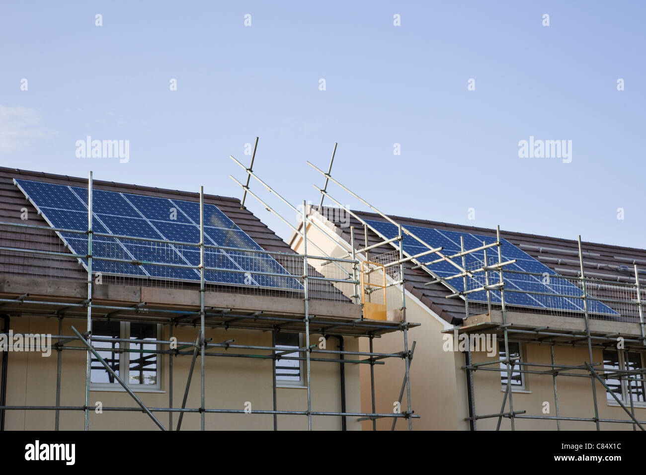 Ponteggio per pannelli solari installati sui tetti di nuova costruzione di case. Inghilterra, Regno Unito, Gran Bretagna Foto Stock