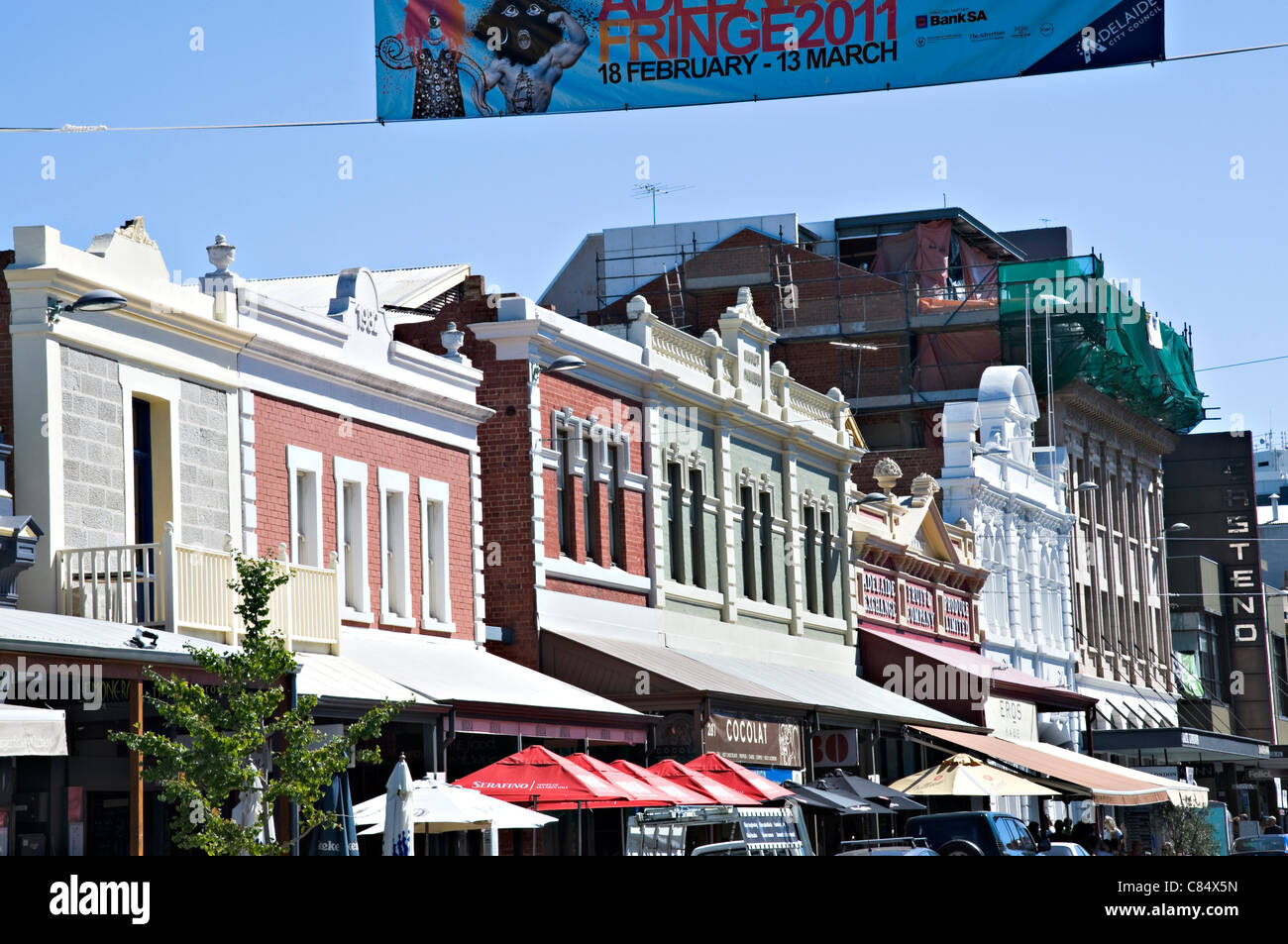 Uffici negozi ristoranti e caffetterie su Rundle Street in Adelaide Australia Meridionale in una bella giornata di sole Foto Stock