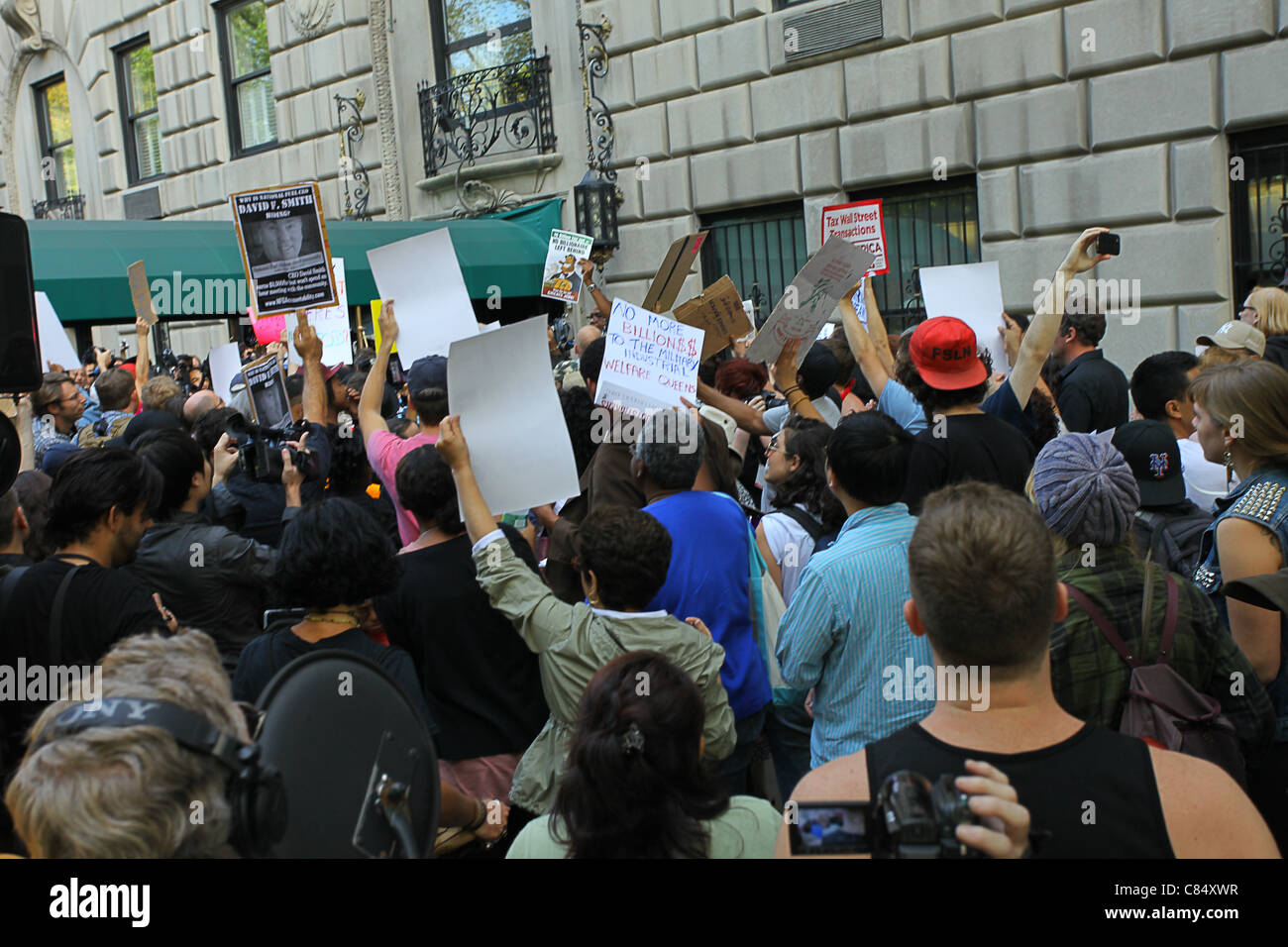 Occupare Wall Street manifestanti, o 99%'ers, raccogliere a 59th Street e Fifth Avenue a New York, prima di dirigervi al UE Foto Stock