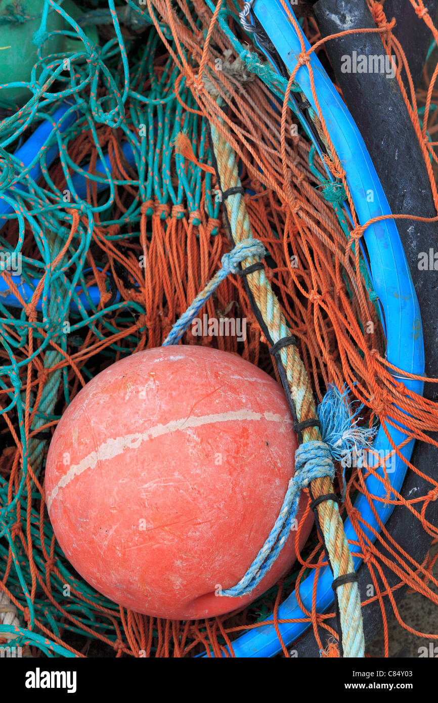 Le reti da pesca e di boe impilati su un dock di Akaroa, Nuova Zelanda Foto Stock