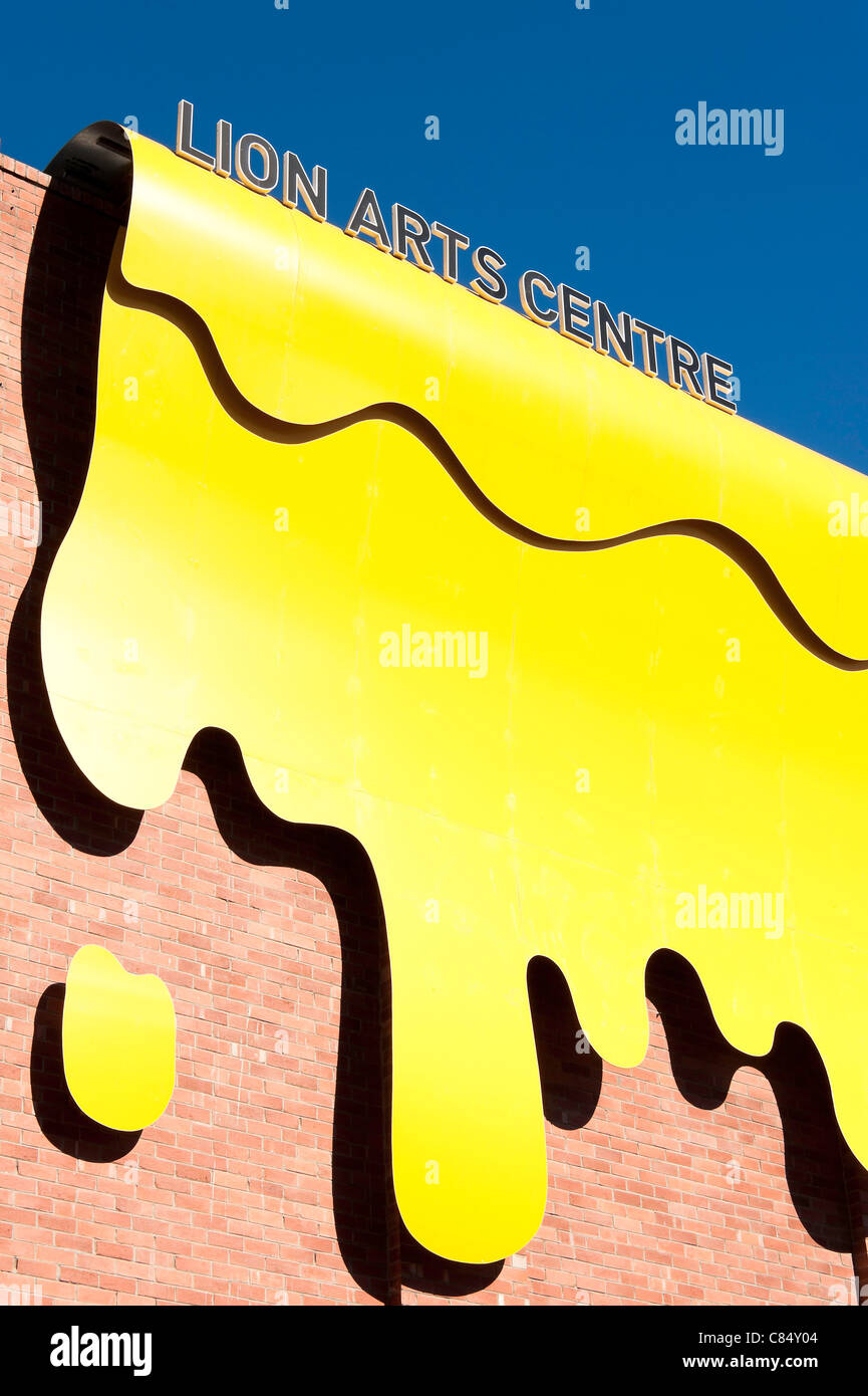 Grande cartello giallo al di fuori del Lion Arts Center Building in Adelaide Australia Meridionale Foto Stock
