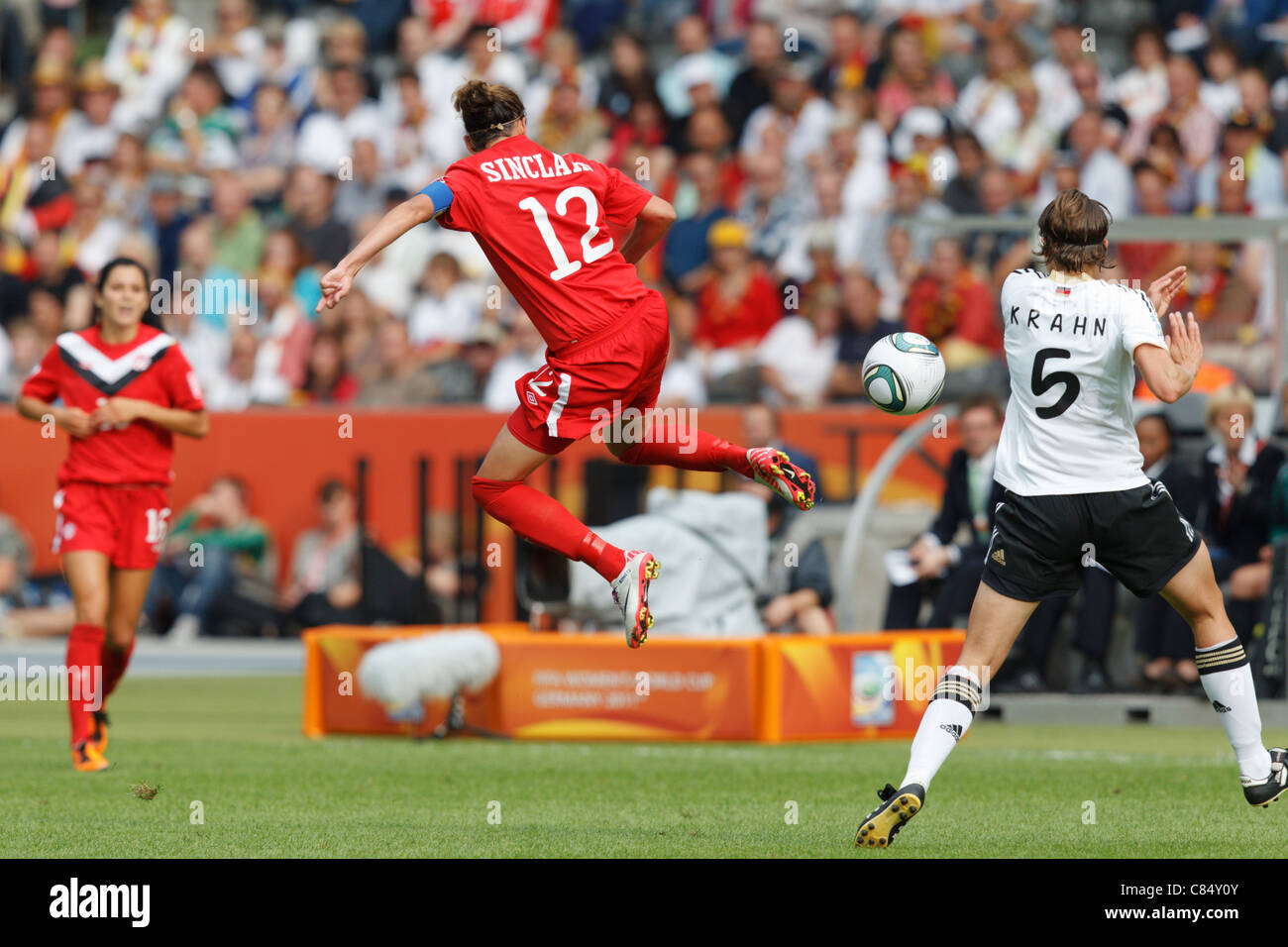 Christine Sinclair del Canada (12) salta per il pallone durante la partita di apertura del torneo di calcio femminile FIFA contro la Germania all'Olympiastadion il 26 giugno 2011 a Berlino, in Germania. Solo per uso editoriale. Uso commerciale vietato. Foto Stock