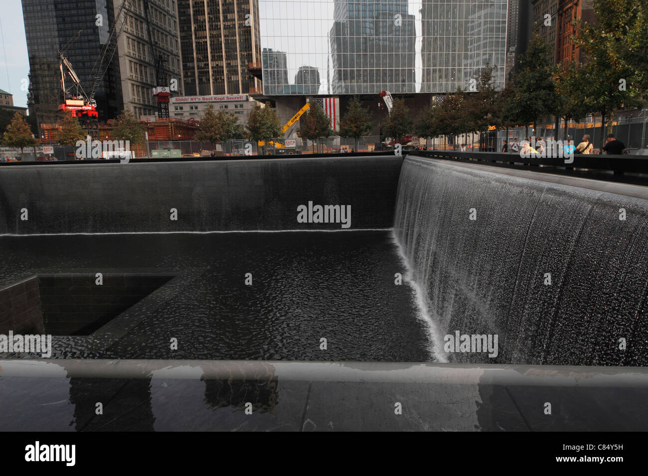 Cascata all'interno della impronta di una delle torri gemelle a 9/11 Memorial nella città di New York Foto Stock