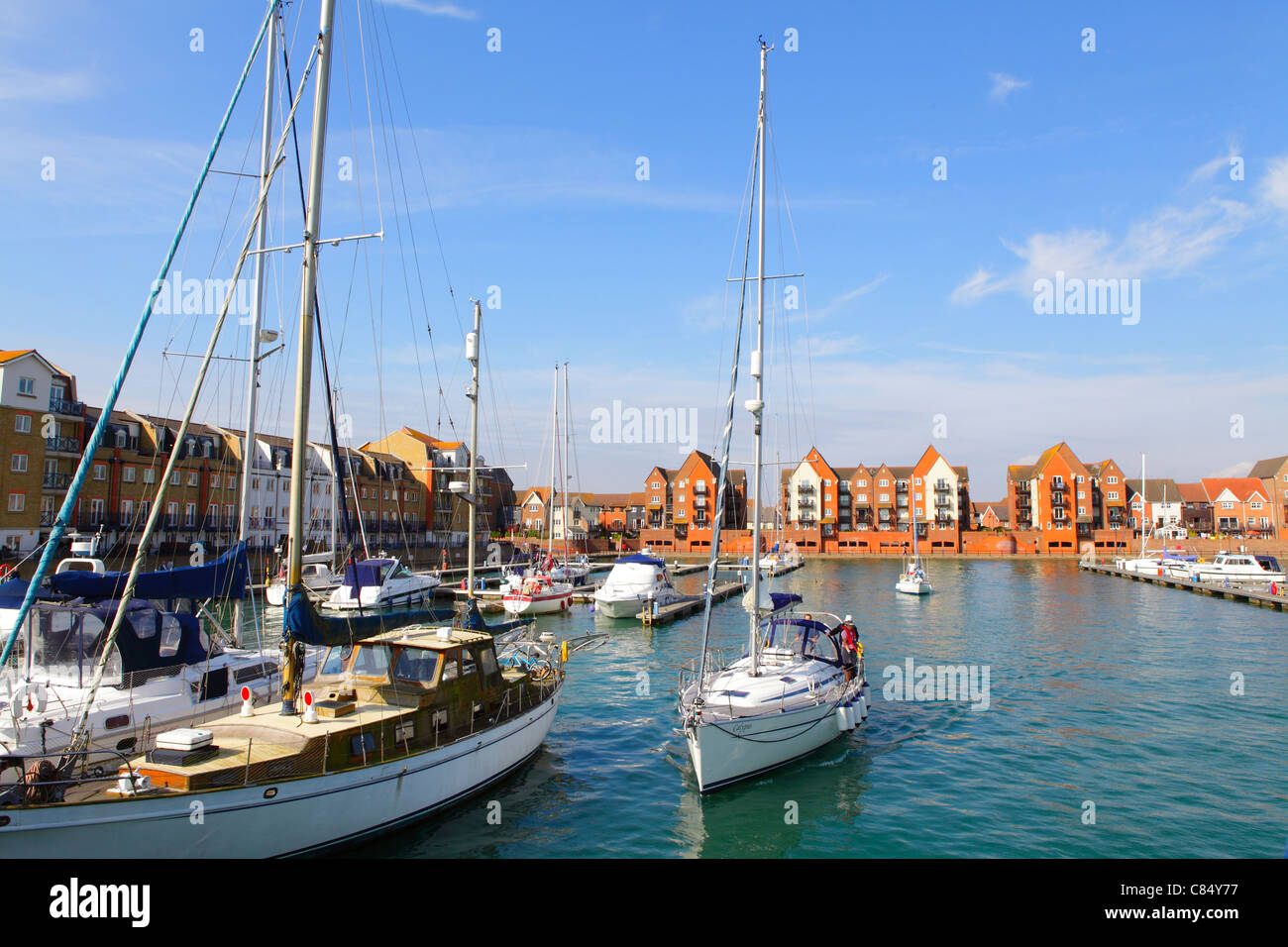 Yacht lasciando Porto sovrano Eastbourne Regno Unito GB Foto Stock