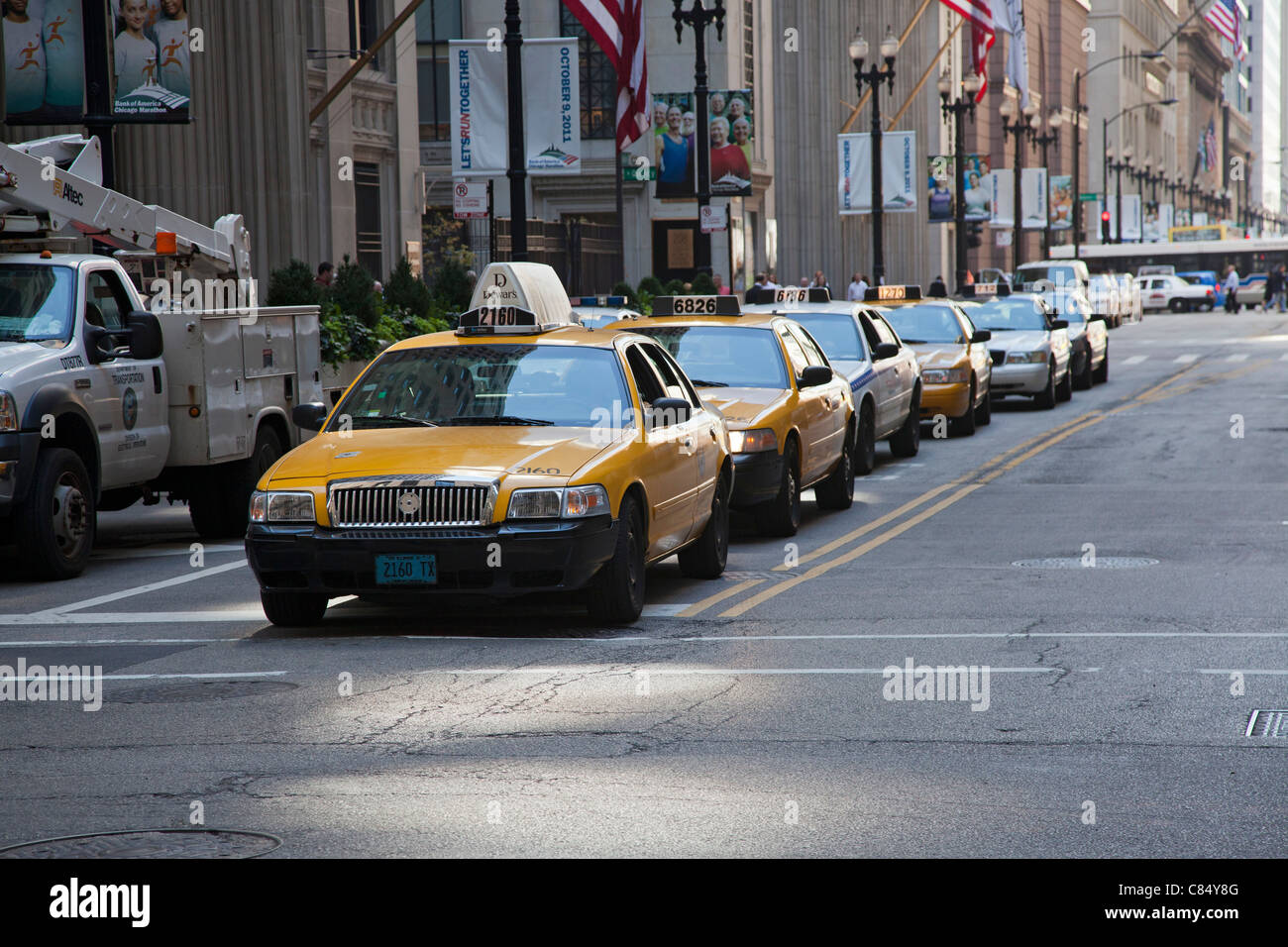 Chicago, Illinois - Taxicabs su LaSalle Street nel quartiere finanziario. Foto Stock
