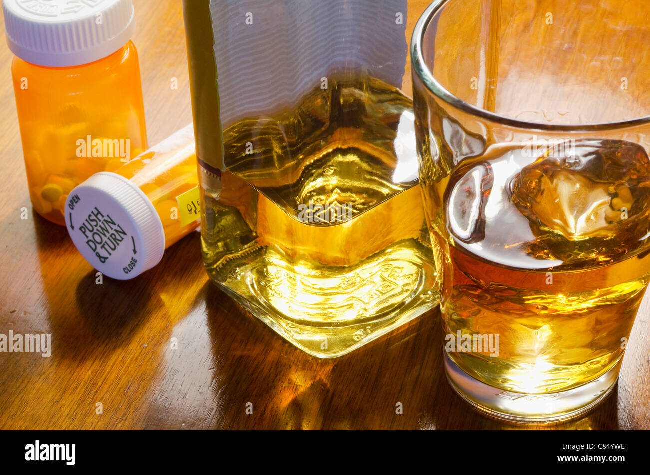 Primo piano della bottiglia di liquore con vetro e bottiglie di medicazione Foto Stock