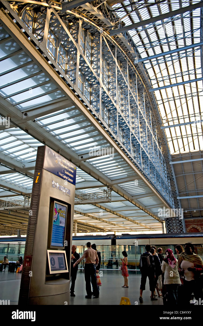 Stazione ferroviaria internazionale di St Pancras Station di Londra, Regno Unito Foto Stock