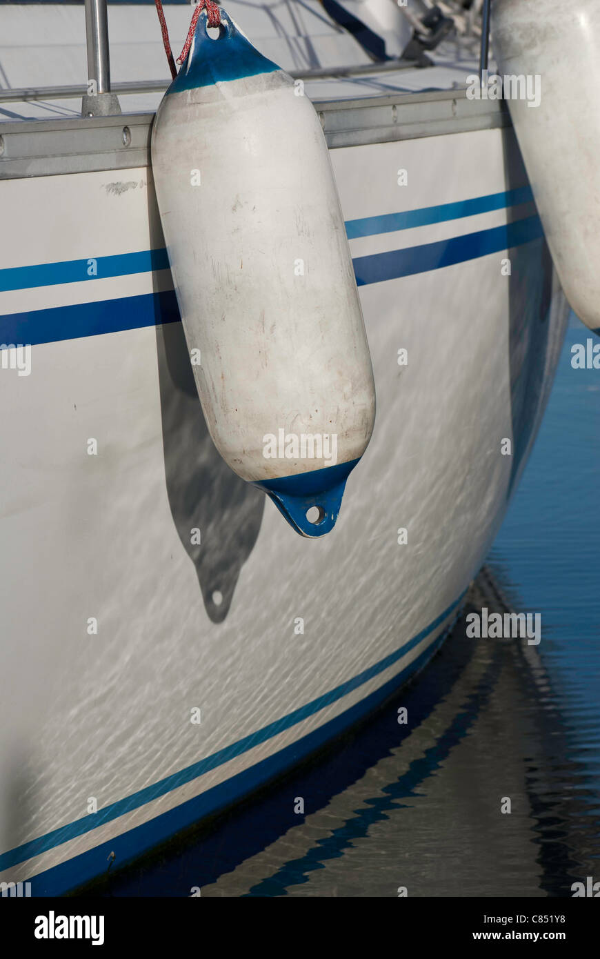I parafanghi appeso sul lato di uno yacht. Foto Stock