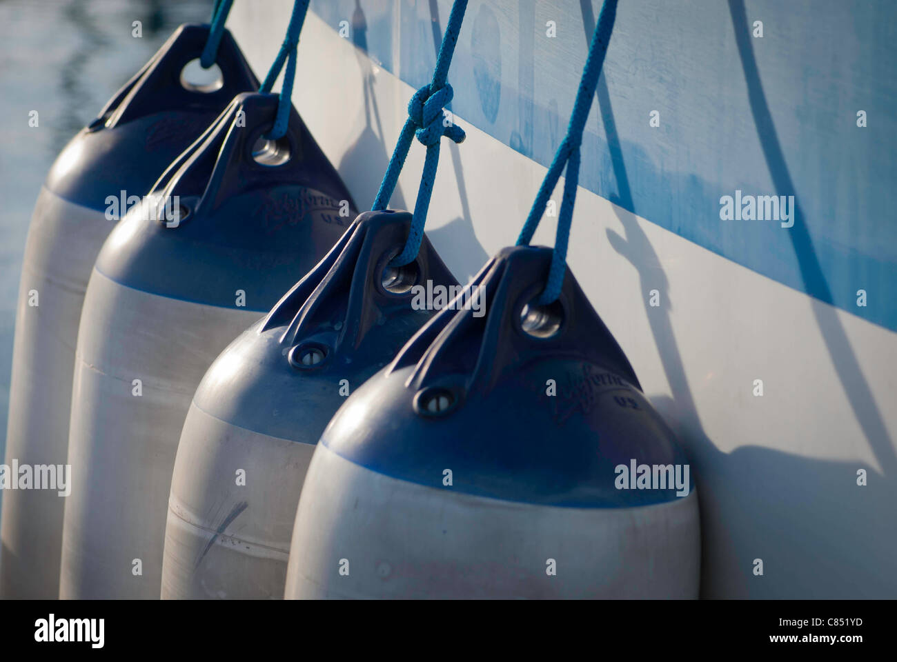 I parafanghi appeso sul lato di uno yacht. Foto Stock