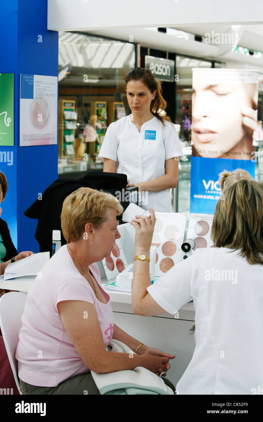 Mobile skin care clinic conduce i test cutanei su donne di tutte le età con la moderna tecnologia informatica. Foto Stock