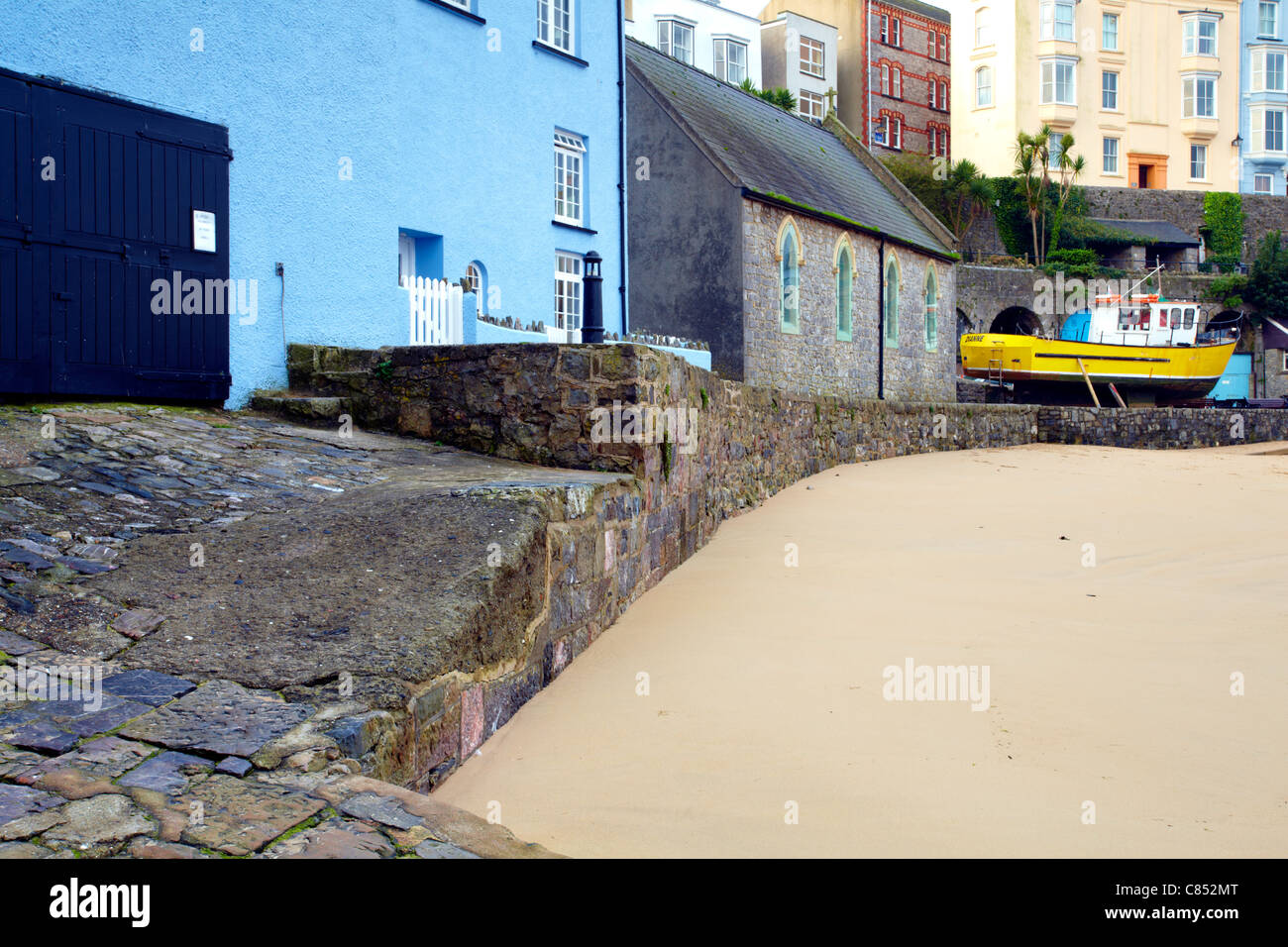 Case colorate intorno al porto di Tenby, Pembrokeshire, Galles. Foto Stock