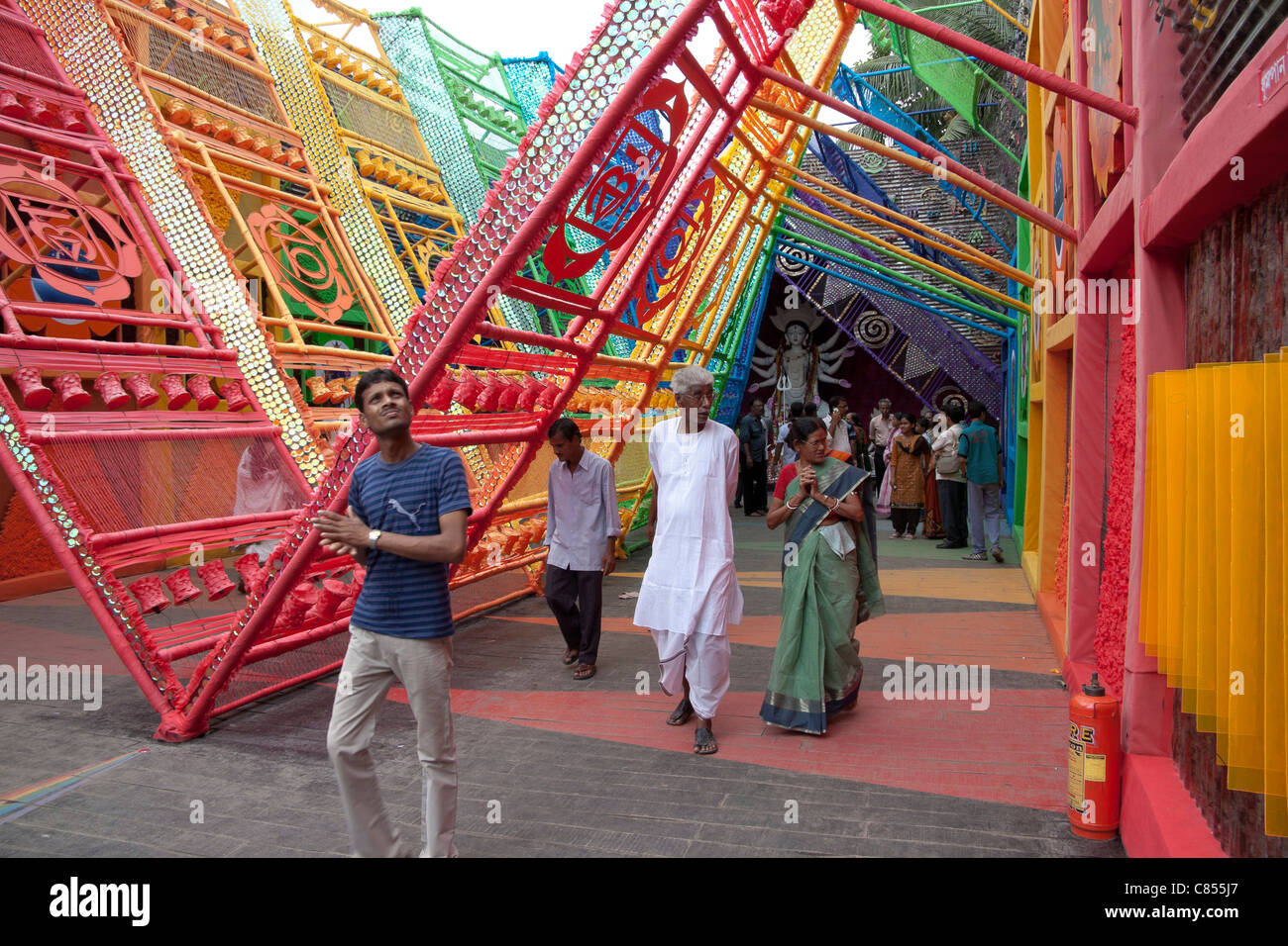 Artistico e colorato Durga puja pandal dal Parco Vivekanand Athletic Club in Haridevpur, Kolkata (Calcutta), West Bengal, India. Foto Stock