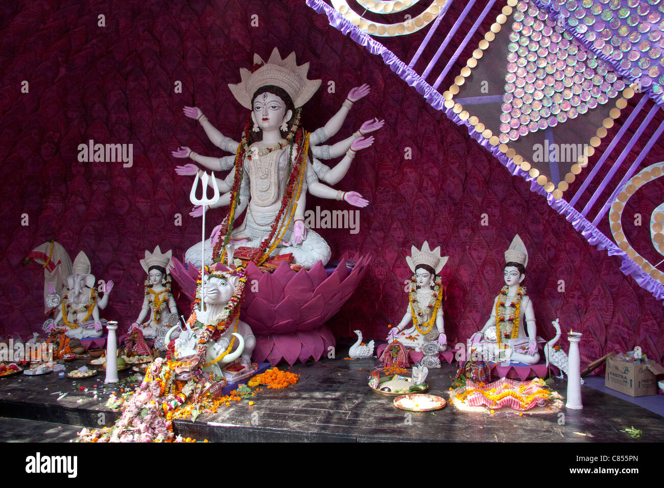 Raffigurazione della dea Durga all 'Puja pandal' dal Parco Vivekanand Athletic Club in Haridevpur, Calcutta, West Bengal, India Foto Stock