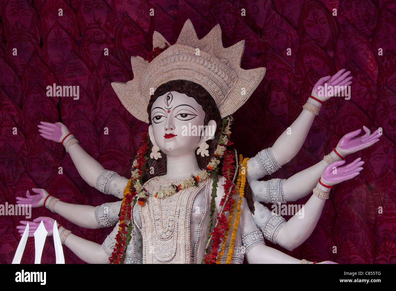 Raffigurazione della dea Durga all 'Puja pandal' dal Parco Vivekanand Athletic Club in Haridevpur, Calcutta, West Bengal, India Foto Stock