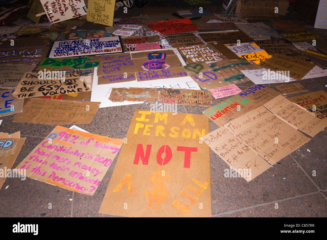 Decine di segni con messaggi di protesta scritta su di essi all'interno di Zuccotti Park al 2011 occupano Wall Street Foto Stock