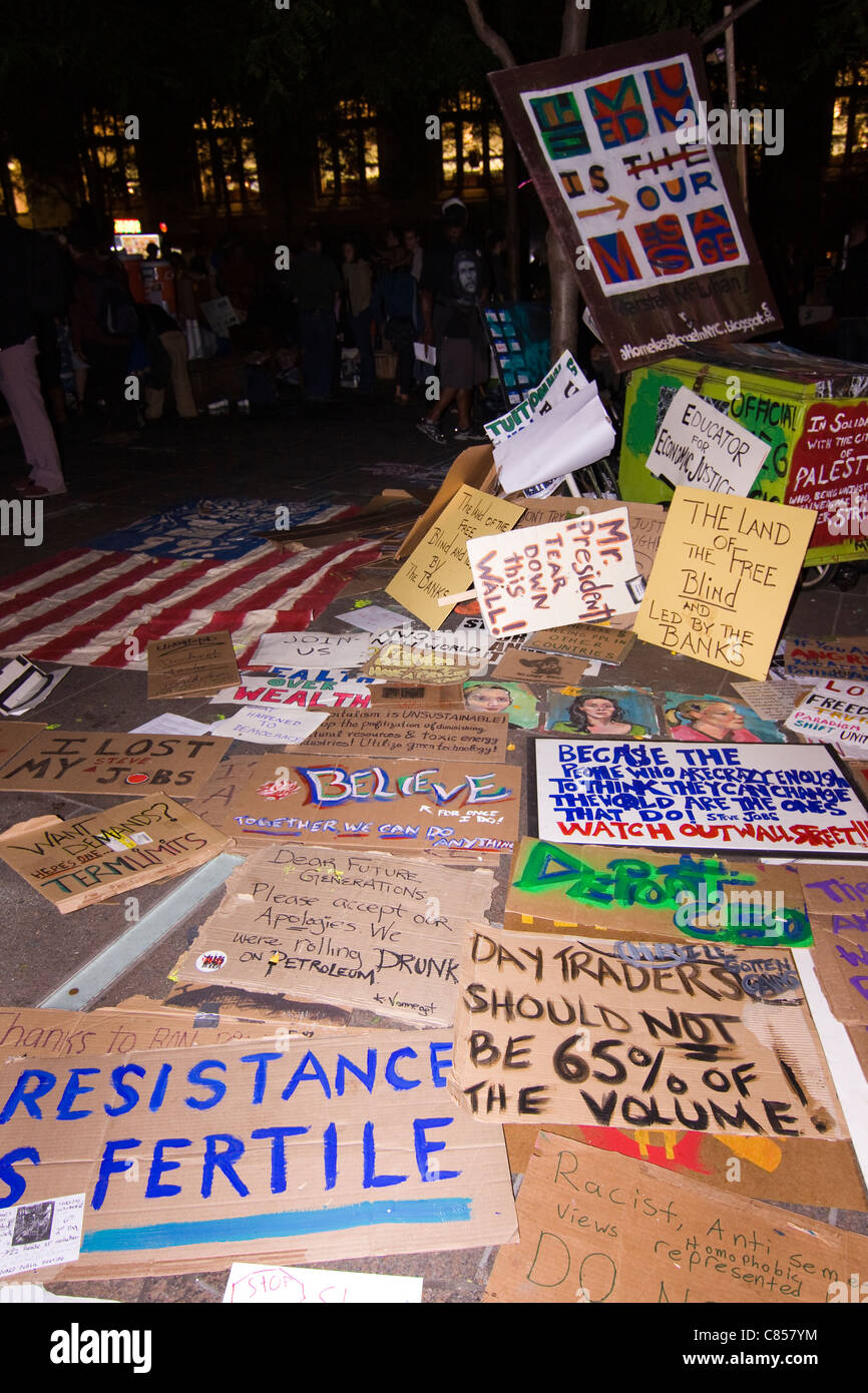 Decine di segni con messaggi di protesta scritta su di essi coprono il terreno all'interno di Zuccotti Park al 2011 occupano Wall Street Foto Stock