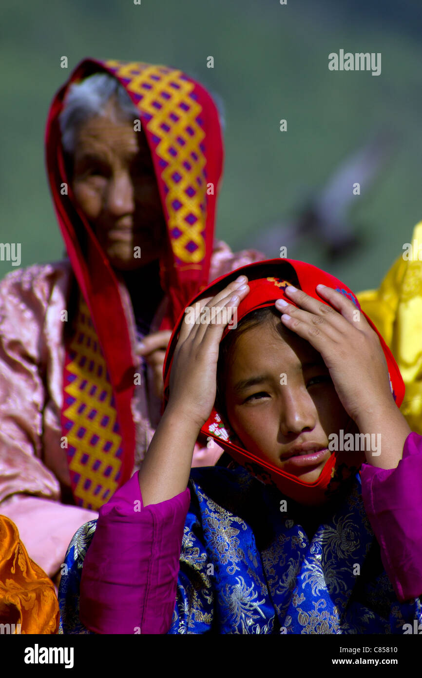 La gente è cordiale del Bhutan in colorate tradizione la biancheria durante il festival di Thimphu Foto Stock