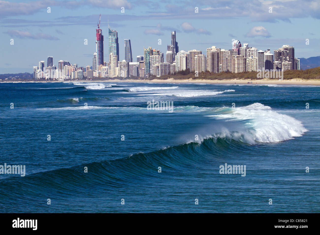 Guardando oltre la rottura onde sonore verso Surfers Paradise in Australia Foto Stock
