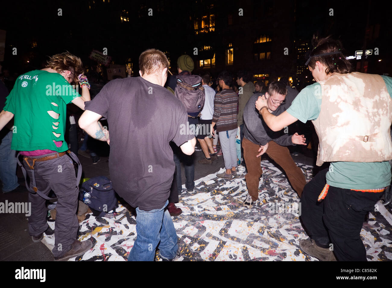Occupare Wall Street manifestanti hanno a ballare la musica a un cerchio del tamburo in Zuccotti Park di New York City Foto Stock