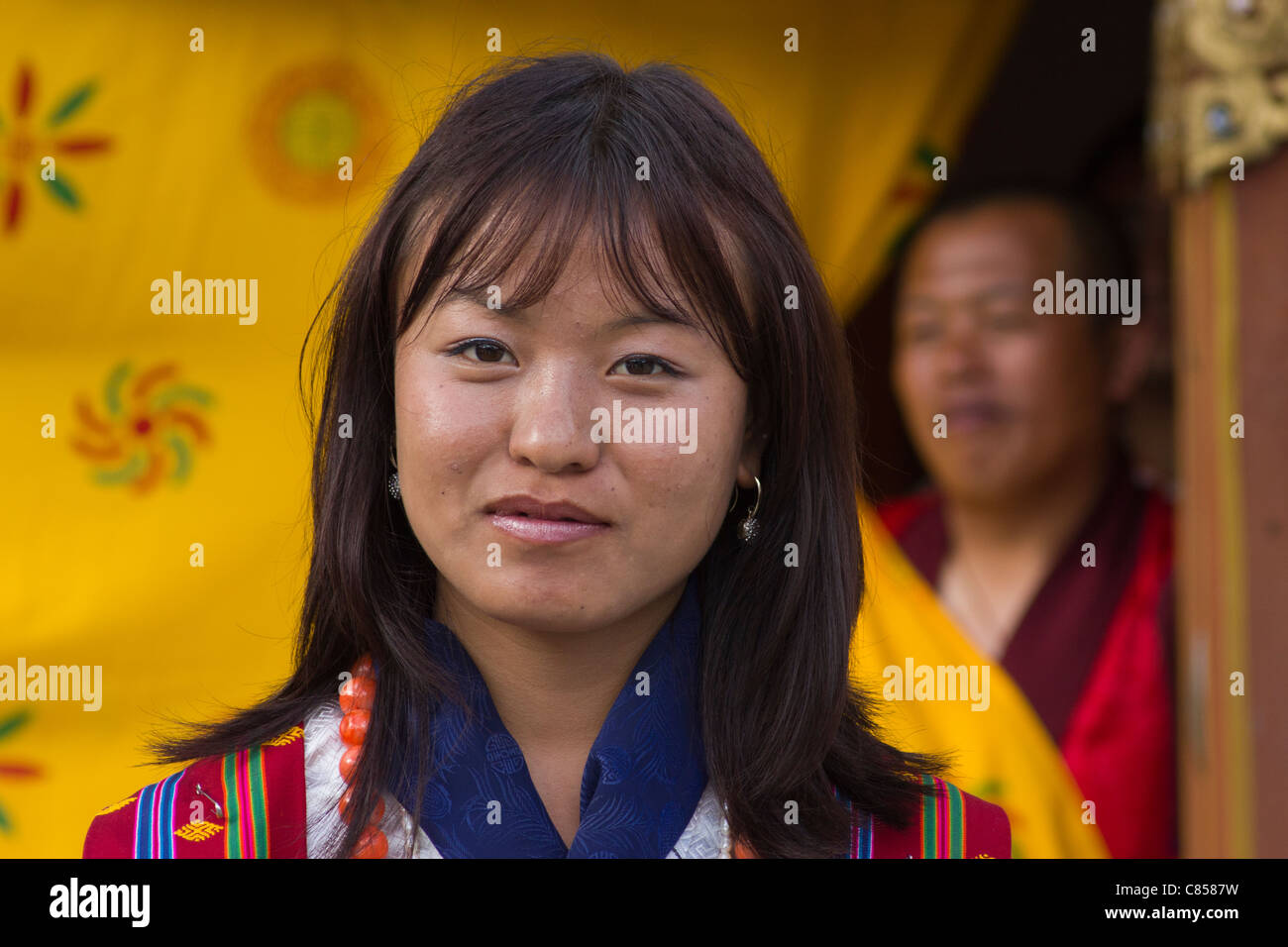 Bella ragazza bhutanesi nella tradizione la biancheria durante il festival di Thimphu Foto Stock