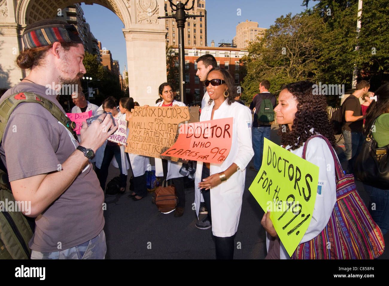 Sette medici parlare di manifestanti e mostrare il loro sostegno per occupare Wall Street protesta in Washington Square Park di New York Foto Stock