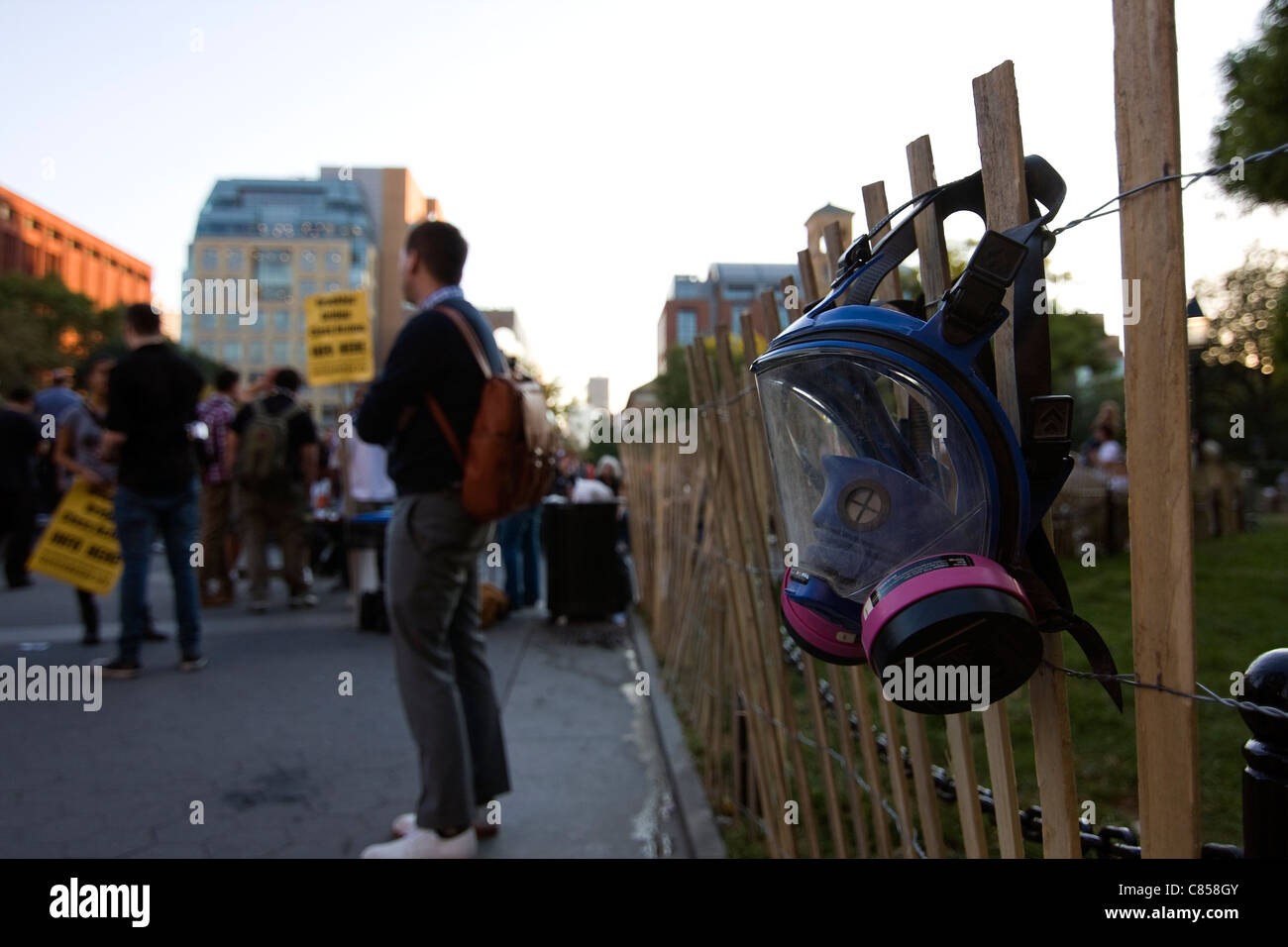 Blue maschera a gas si blocca su un recinto di sicurezza di Washington Square Park di New York City durante un occupare Wall Street protesta c. Foto Stock