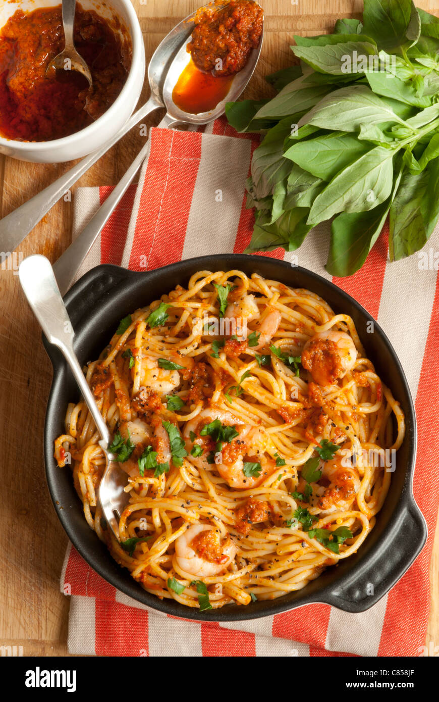 Spaghetti con gamberoni e peperoncino pesto Foto Stock