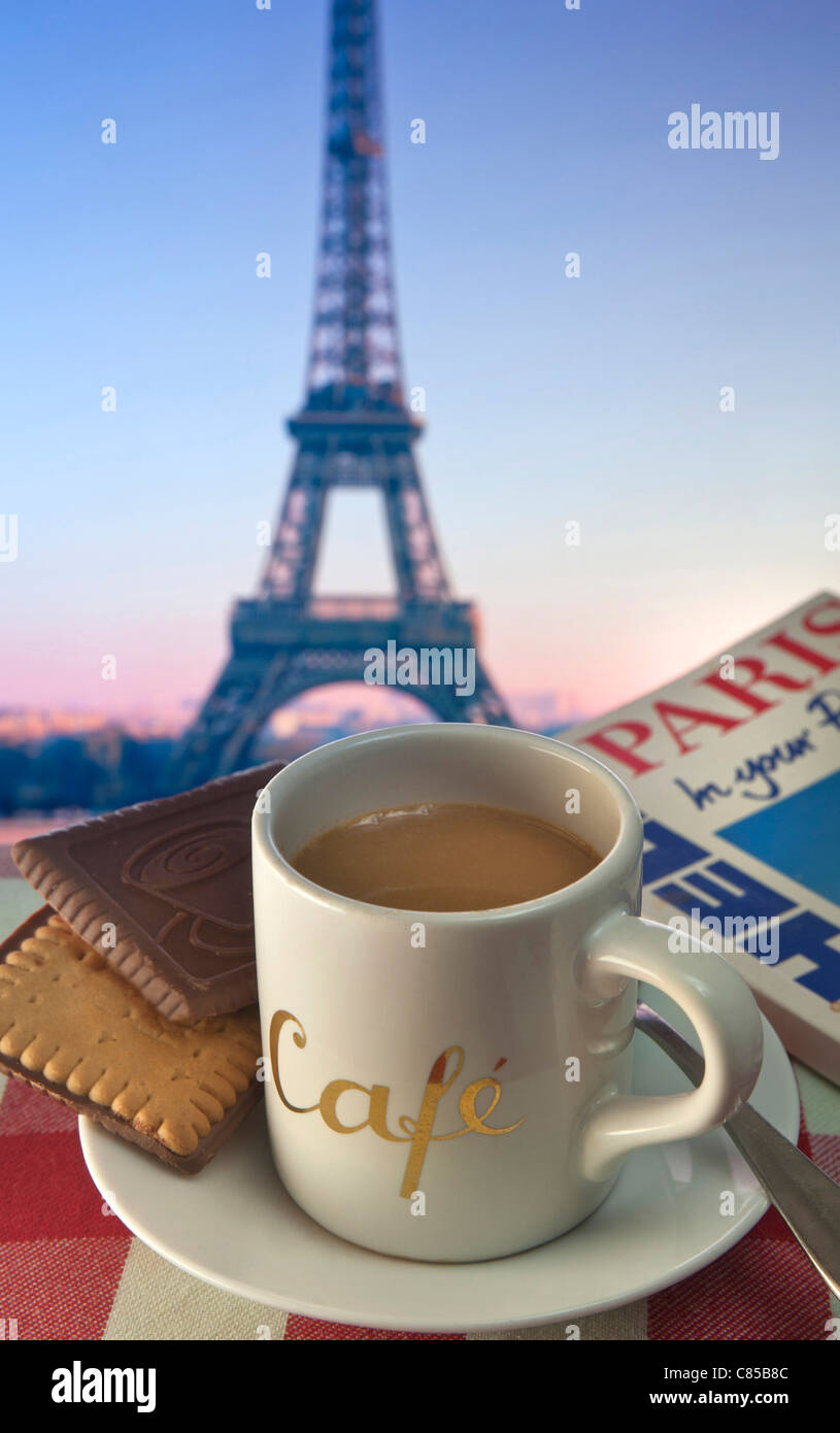 Caffè e biscotti sul tavolo del bar con la Torre Eiffel sullo sfondo Parigi Francia Foto Stock