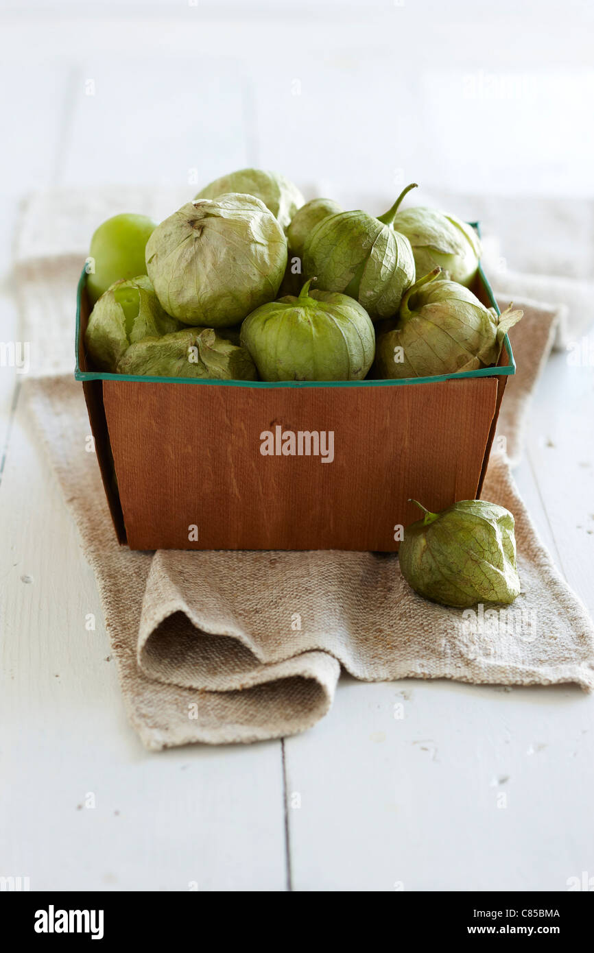 Tomatillos verde in cesto Foto Stock