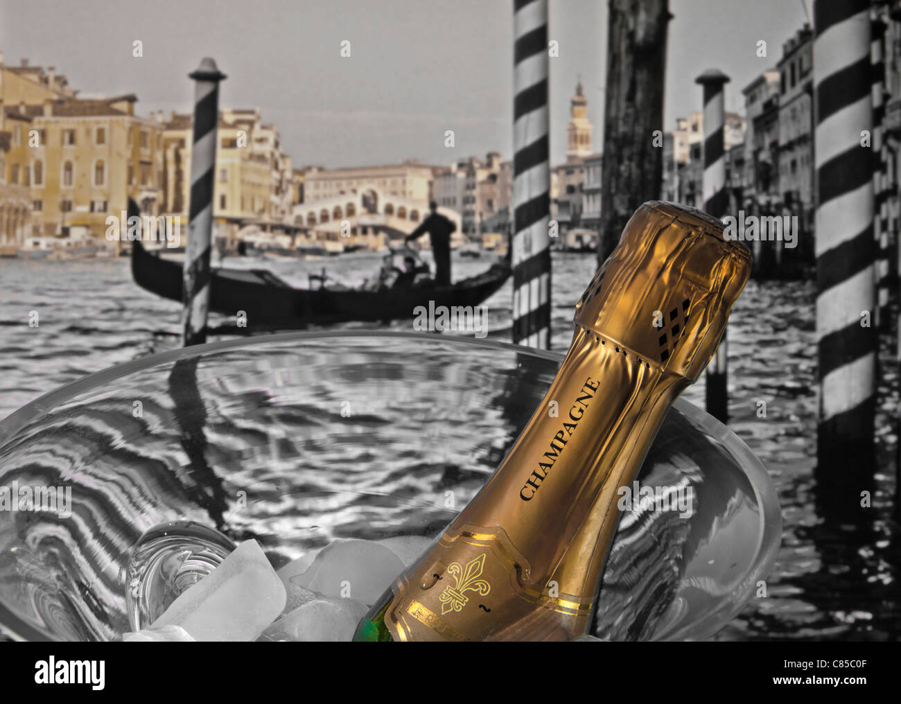 Concetto / Champagne sul ghiaccio con gondola veneziana e il Ponte di Rialto dietro a Venezia Italia retrò trattamento colore Foto Stock