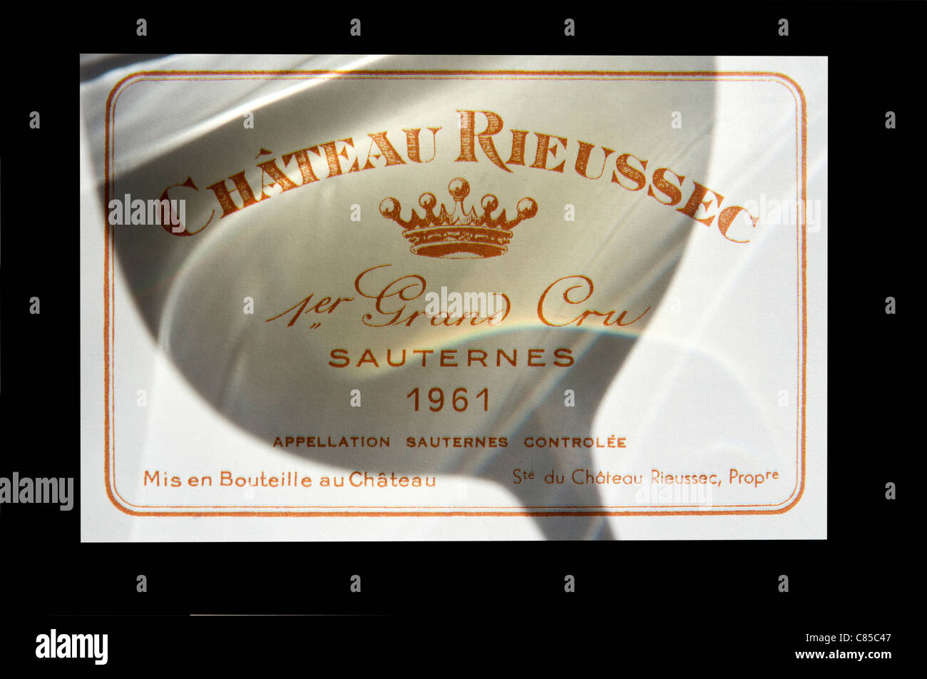 Chateau Rieussec 1961 ombra di un bicchiere di degustazione di vino che cade sull'etichetta del raffinato Chateau Rieussec Sauternes Grand Cru francese Semillon vino bianco concetto Foto Stock