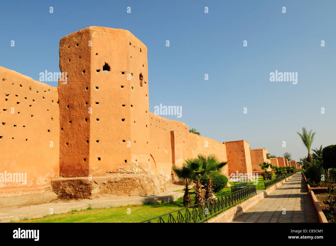 Le mura della città lungo Boulevard El Yarmouk a Marrakech, Marocco Foto Stock