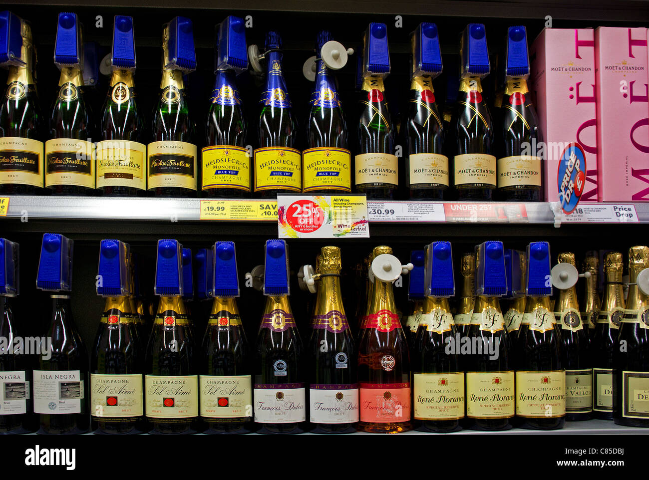 Bottiglie di Champagne in un supermercato UK Foto Stock