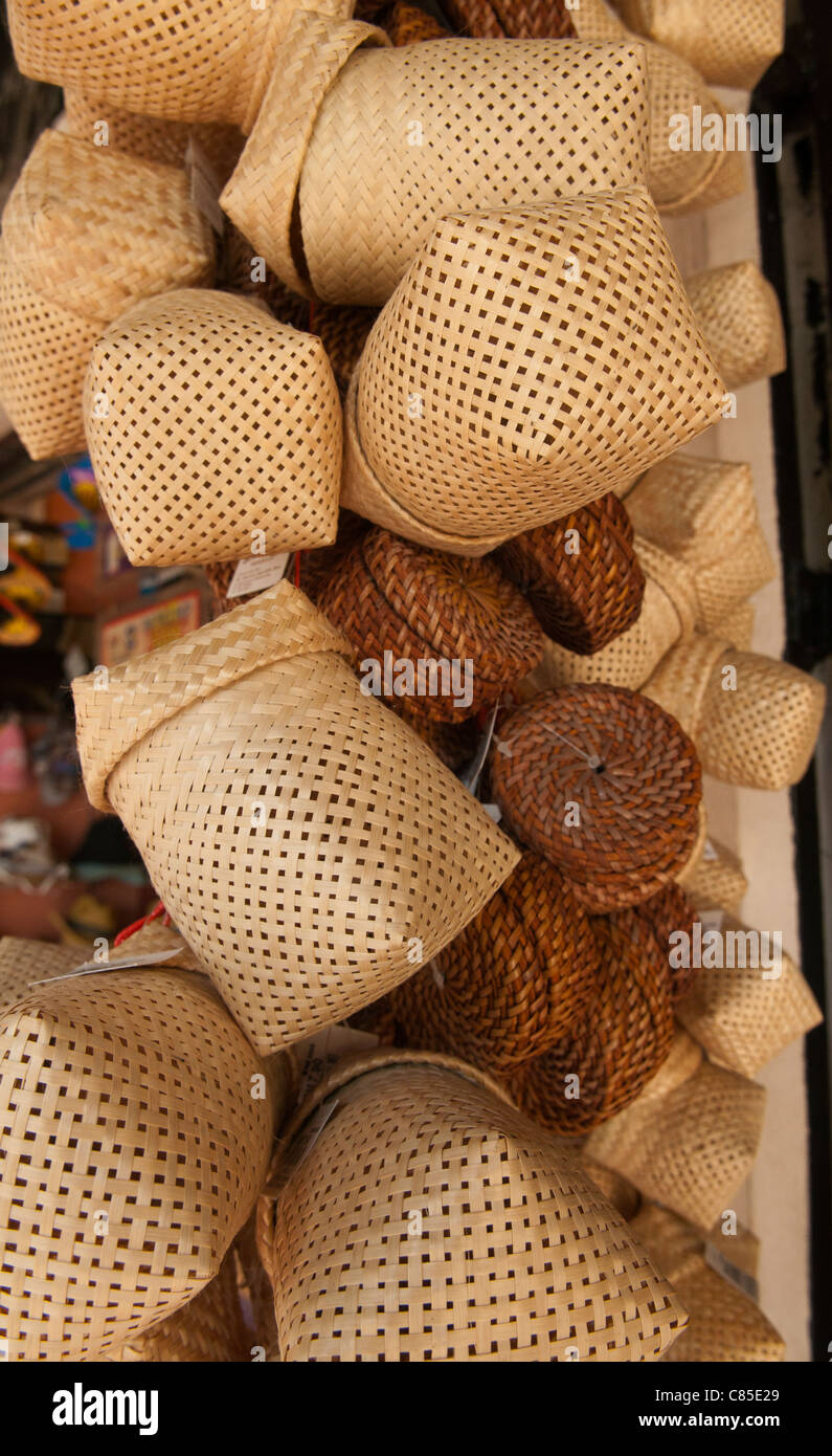 Il rattan artigianato presso un Iban longhouse nel Sarawak, Borneo Malaysia Foto Stock