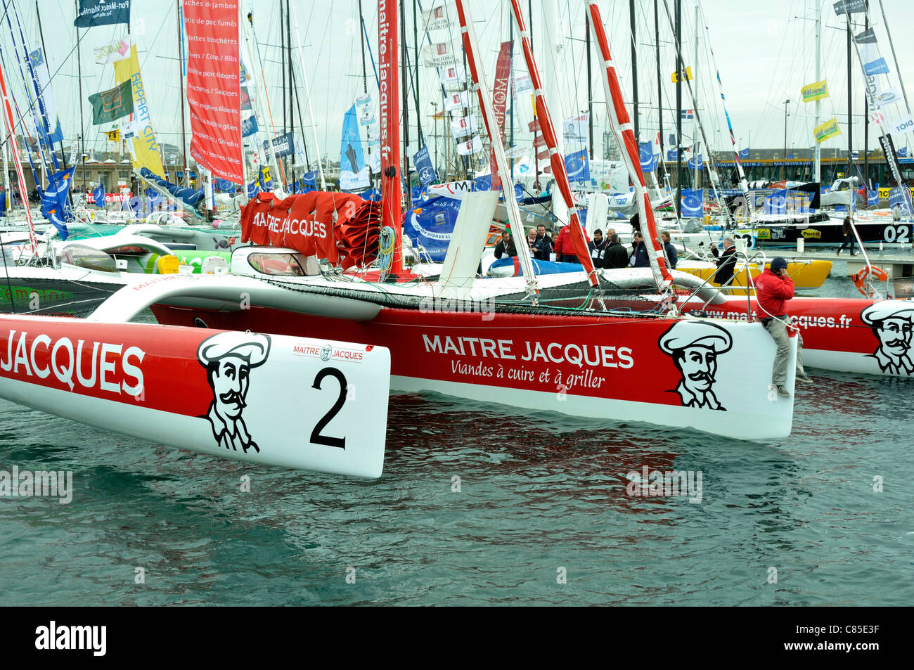 Route du Rhum 2010, trimarano Maître Jacques, racing barca nel porto di St Malo. Foto Stock