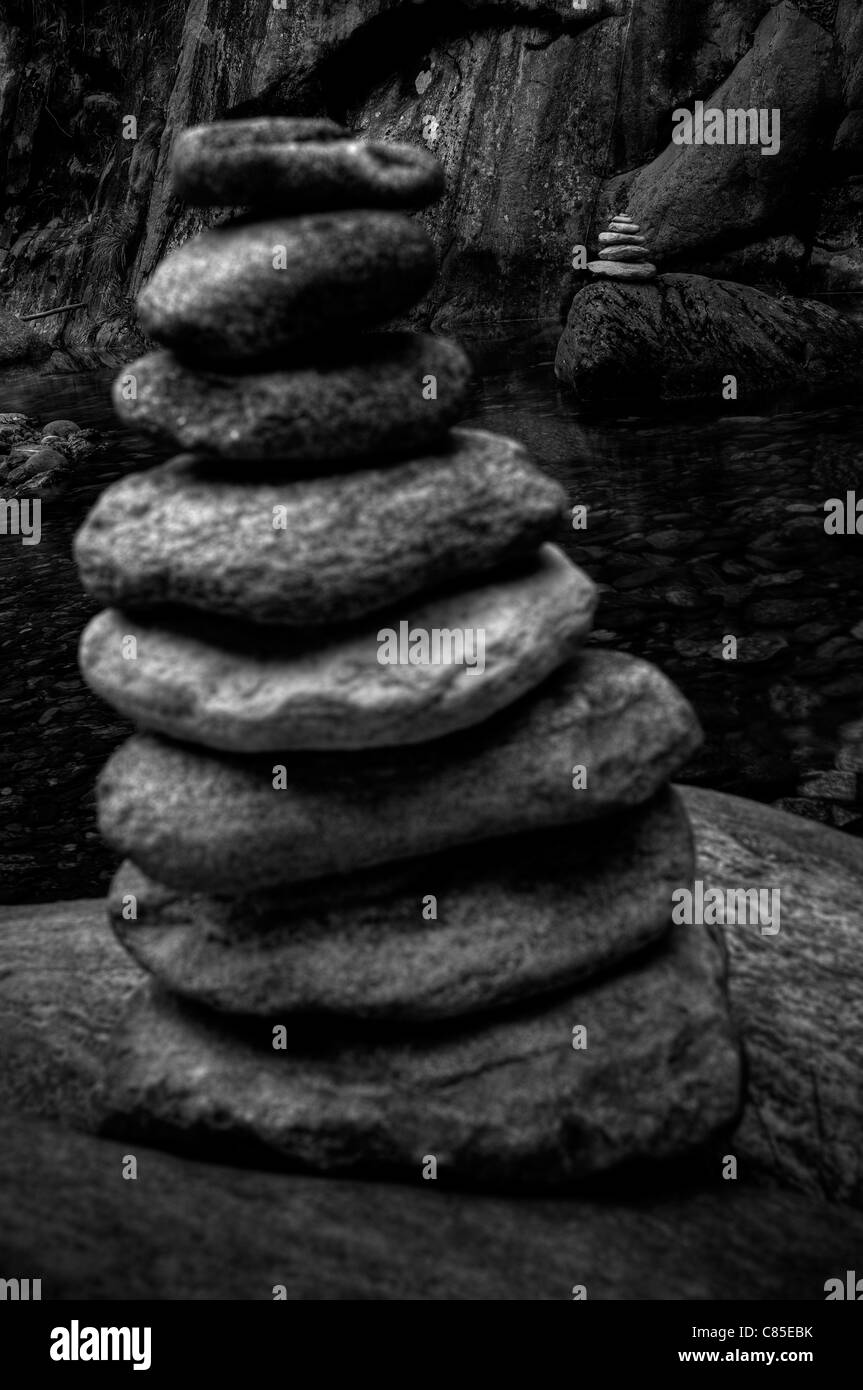 Le pietre naturali stack land art Foto Stock