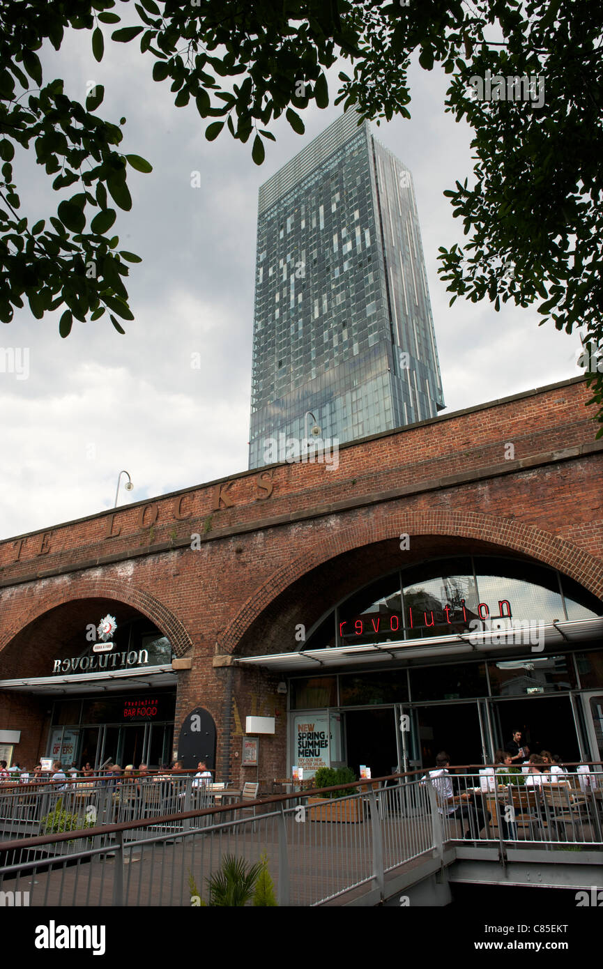 Il centro della città di Manchester, Deansgate Locks bar dominata dall'Hilton Beetham Tower Foto Stock