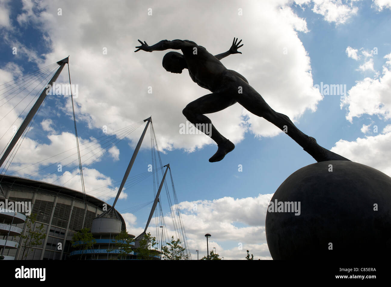 Colin Spofforth la scultura in bronzo "runner" al di fuori di - City of Manchester Stadium, lo stadio Etihad Foto Stock