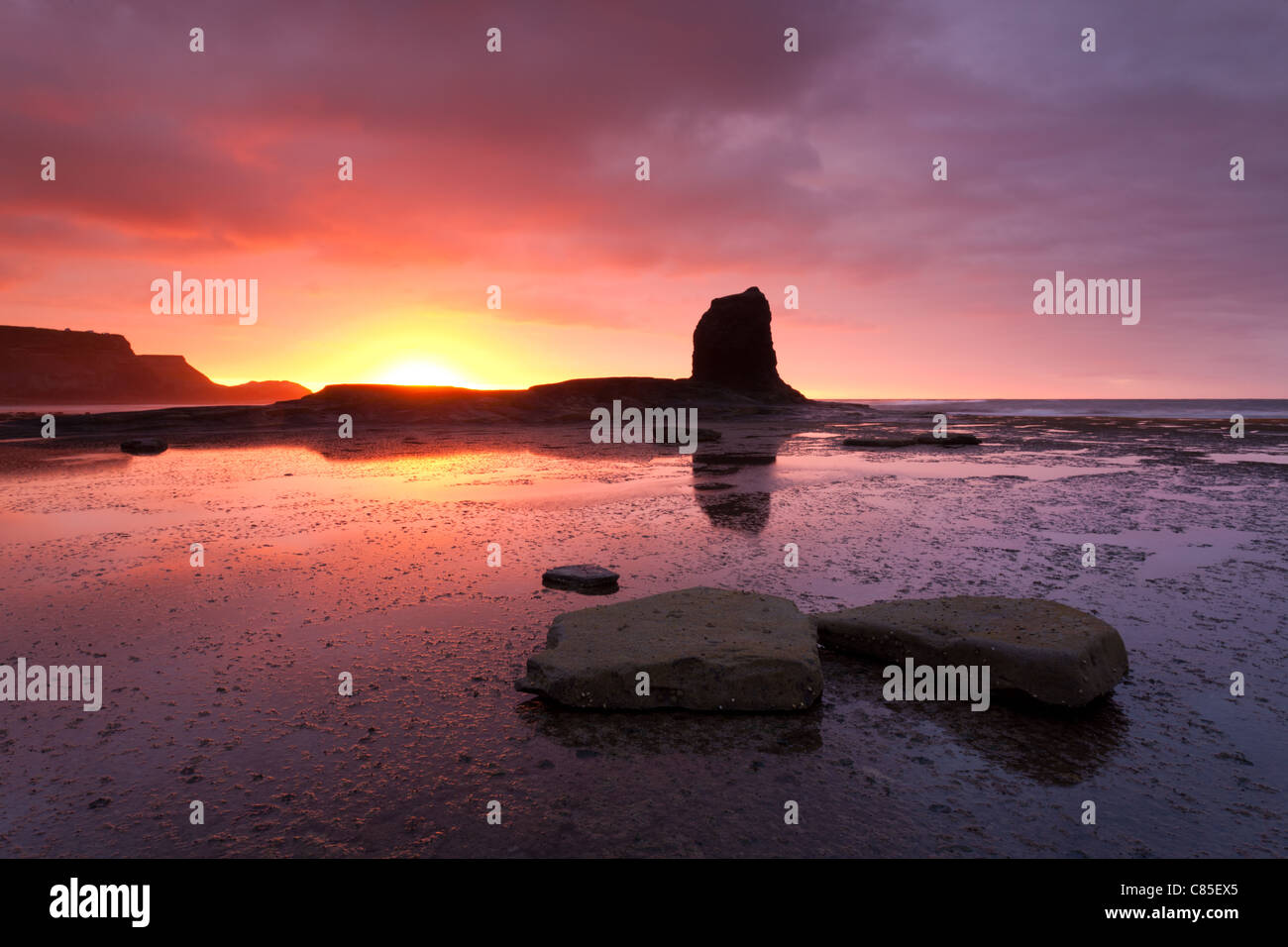 Sunset, Nero Nab, Mare Stack, Saltwick Bay, Whitby, North Yorkshire Foto Stock