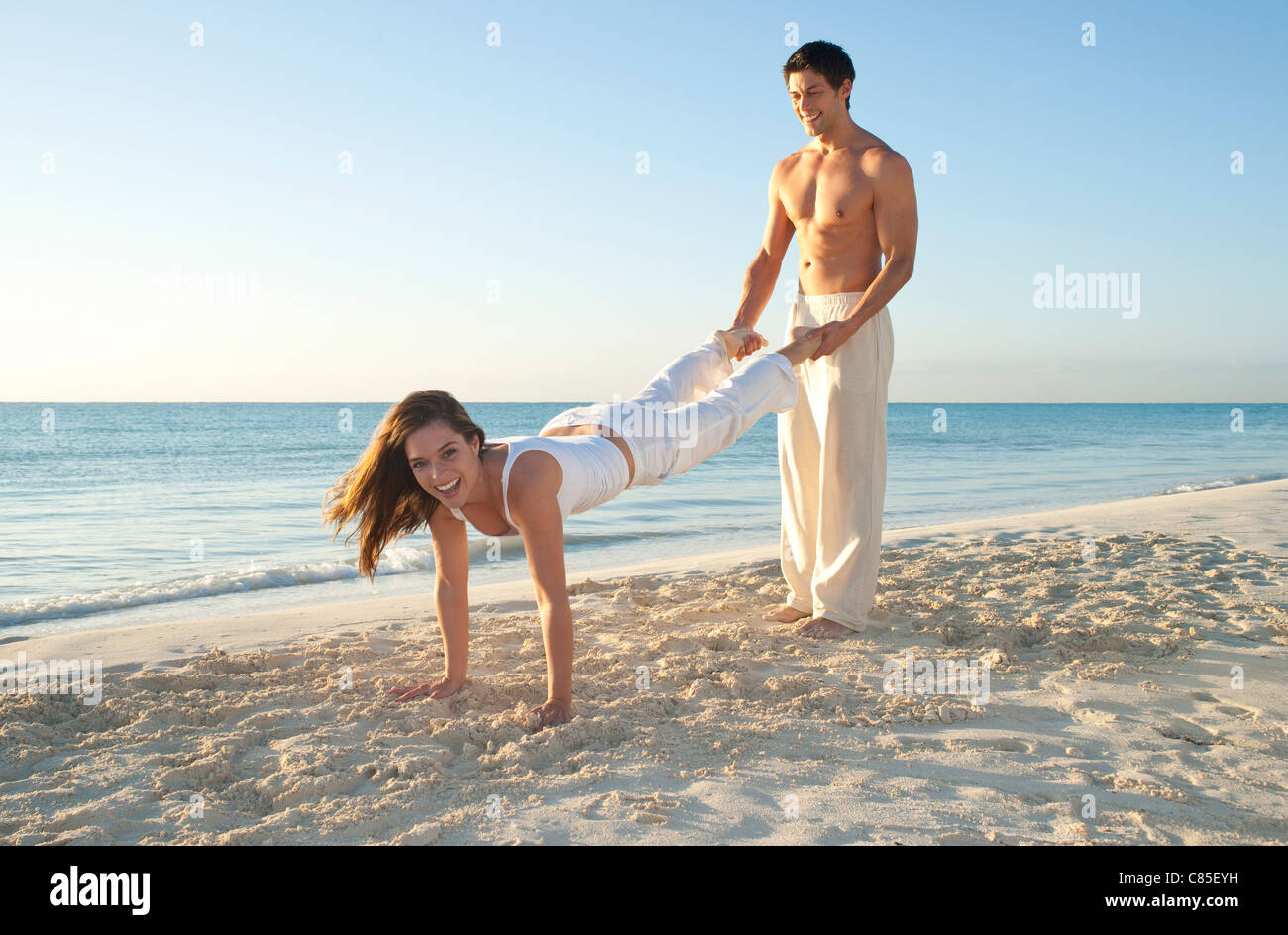 Coppia sulla spiaggia, Reef Playacar Resort e Spa, Playa del Carmen, Messico Foto Stock